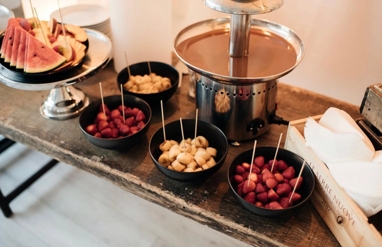 Catering Ivić – čokoladna fontana sa voćem